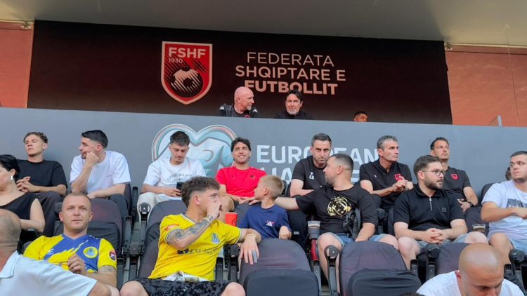 FOTO-VIDEO/ I ftuar special në tribunë, trajneri i ri i kombëtares shfaqet në “Air Albania”