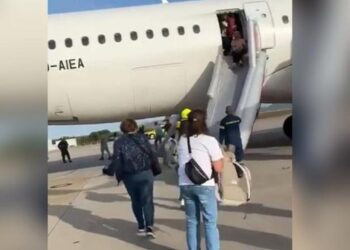 Panik në aeroportin e Athinës, avioni bën ulje emergjente