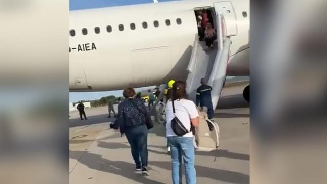 Panik në aeroportin e Athinës, avioni bën ulje emergjente