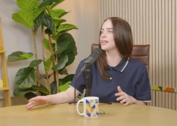 Billie Eilish thyen heshtjen për Tourette syndrome dhe përballet me paragjykimet