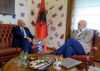 Ministri grek i Mbrojtjes sot në Tiranë, fokusi në marrëveshjen e detit