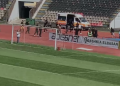 Pamje të turpshme/ Çfarë skandali në “Elbasan Arena”, tifozët e Tiranës hyjnë në fushë (VIDEO)
