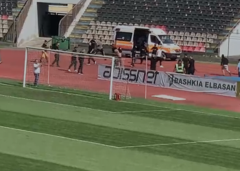 Pamje të turpshme/ Çfarë skandali në “Elbasan Arena”, tifozët e Tiranës hyjnë në fushë (VIDEO)
