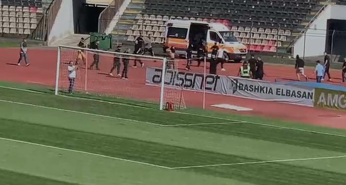 Pamje të turpshme/ Çfarë skandali në “Elbasan Arena”, tifozët e Tiranës hyjnë në fushë (VIDEO)