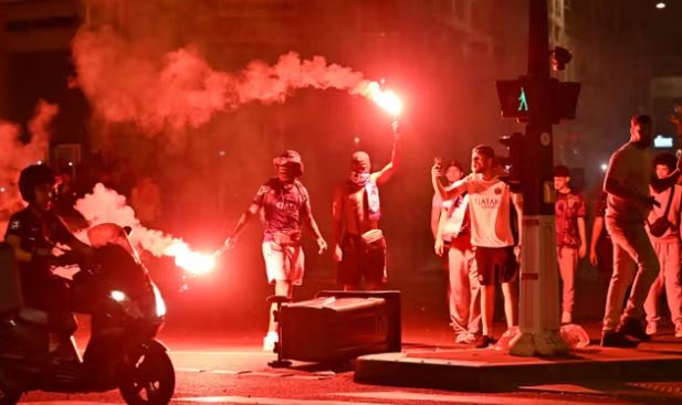 Futbolli kthen Parisin në “arenë lufte”! Një viktimë dhe qindra të arrestuar në festimet për finale e Champions League