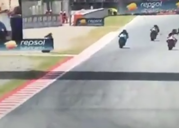Pamje horror në garën e Moto GP, dy aksidente radhazi tmerrojnë spektaktorët pasi pilotët përfundojnë në spital (VIDEO)