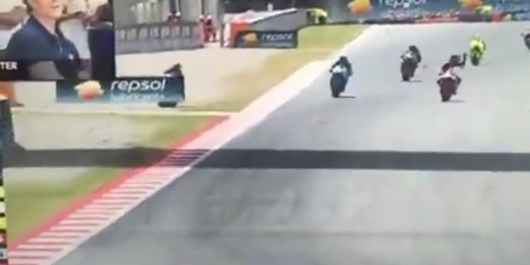 Pamje horror në garën e Moto GP, dy aksidente radhazi tmerrojnë spektaktorët pasi pilotët përfundojnë në spital (VIDEO)