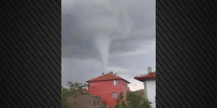 Tornado dhe breshër godasin Turqinë, të plagosur dhe dëme të shumta