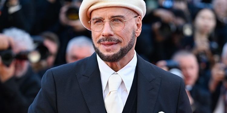 Bereta që u bë simbol: Travolta tregon historinë pas look-ut të tij në Festivalin e Filmit