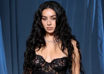 Charli XCX sfidon rregullat e bukurisë: pse zgjedh të mos heqë makeup-in pas festave?