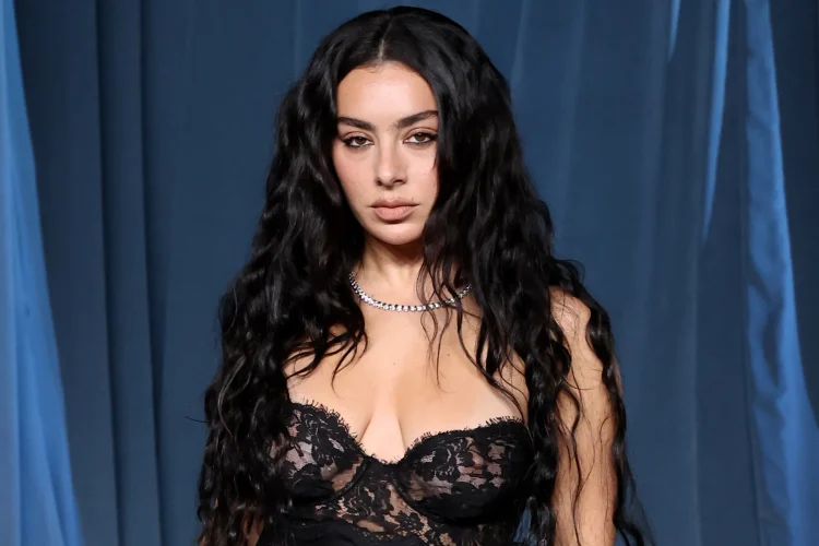 Charli XCX sfidon rregullat e bukurisë: pse zgjedh të mos heqë makeup-in pas festave?