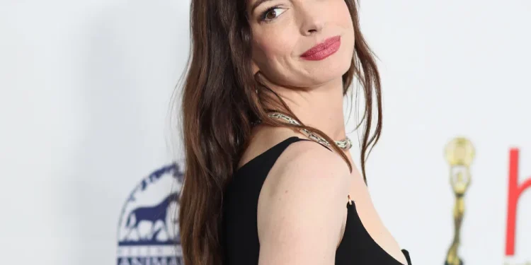 Anne Hathaway mohon ndërhyrjet estetike: “Gjithçka ishte stilim flokësh”