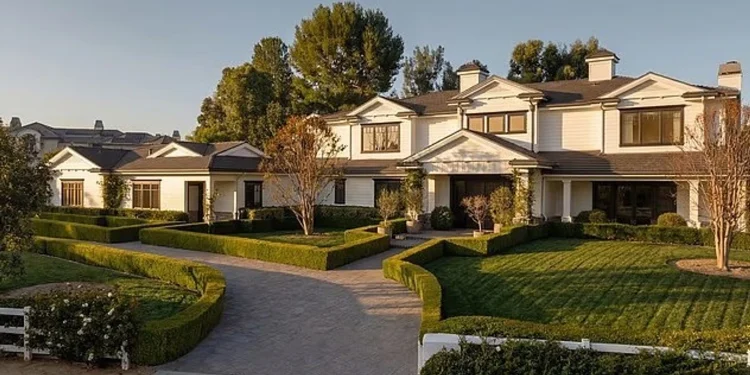 Kylie Jenner ul çmimin e vilës luksoze në Hidden Hills vetëm një muaj pas listimit