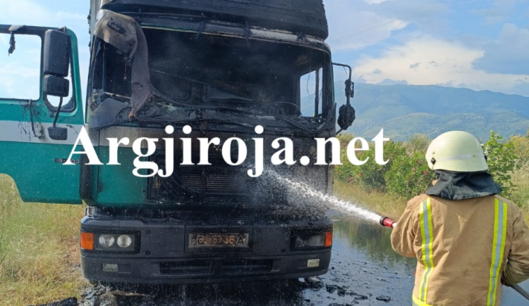 Merr flakë kamioni në Kakavijë