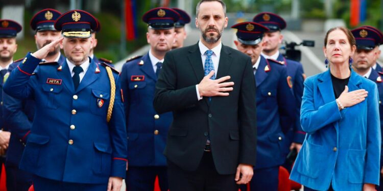 Diplomohen studentët e Akademisë së Sigurisë, Lamallari: Sot Shqipëria fiton 104 shërbëtorë të rinj të ligjit. Mbajeni uniformën me krenari, por pa arrogancë (VIDEO)