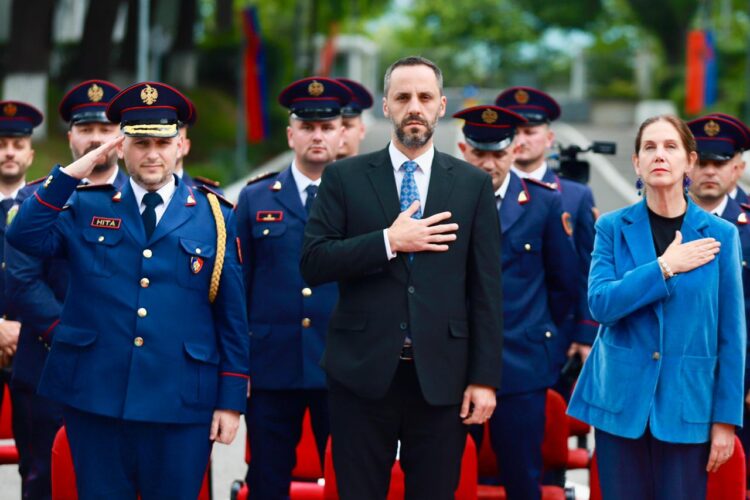 Diplomohen studentët e Akademisë së Sigurisë, Lamallari: Sot Shqipëria fiton 104 shërbëtorë të rinj të ligjit. Mbajeni uniformën me krenari, por pa arrogancë (VIDEO)