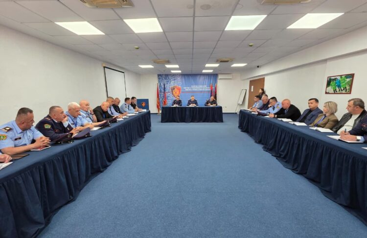 Kreu i Policisë së Shtetit takime në Fier e Gjirokastër: Godisni krimin!