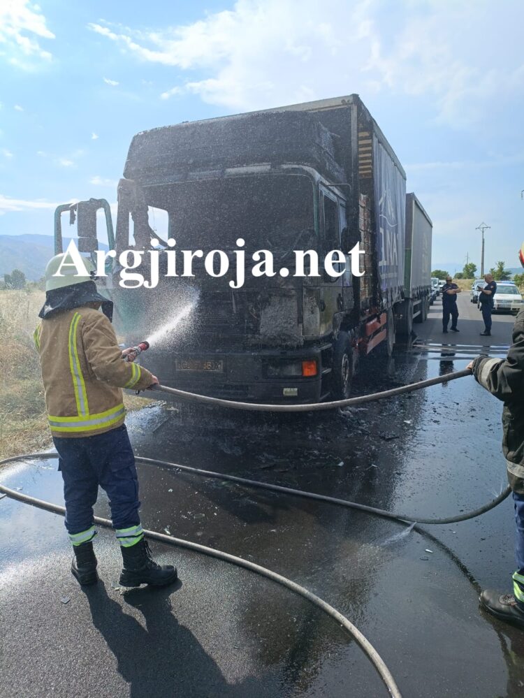Merr flakë kamioni në Kakavijë