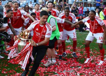 Zyrtarisht kampionë, Arsenal ngre lart trofeun, Arteta: Nuk gjej fjalë, jam krenar për djemtë