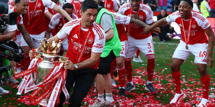 Zyrtarisht kampionë, Arsenal ngre lart trofeun, Arteta: Nuk gjej fjalë, jam krenar për djemtë