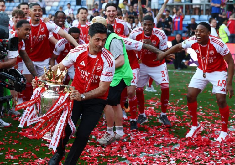 Zyrtarisht kampionë, Arsenal ngre lart trofeun, Arteta: Nuk gjej fjalë, jam krenar për djemtë