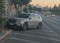 Shqiptari në Greqi plagos me armë pronarin e një dyqani, pas arratisjes shkakton aksident (FOTO)