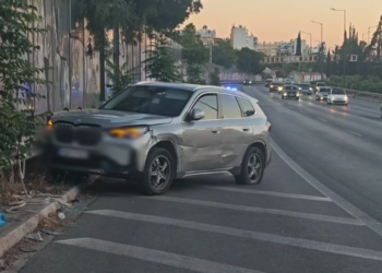 Shqiptari në Greqi plagos me armë pronarin e një dyqani, pas arratisjes shkakton aksident (FOTO)