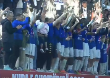 VIDEO/  Festa në “Air Albania”, Dinamo “ngre në qiell” Kupën e Shqipërisë