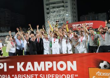 VIDEO/ Egnatia feston titullin, kampionët “ngrejnë në qiell” trofeun