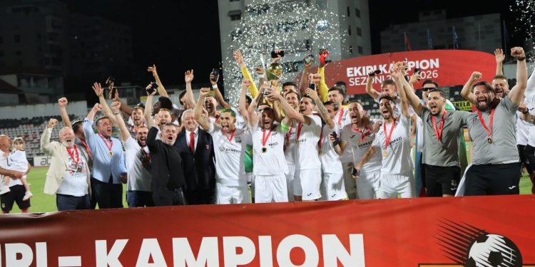 VIDEO/ Egnatia feston titullin, kampionët “ngrejnë në qiell” trofeun