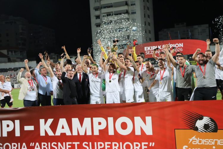 VIDEO/ Egnatia feston titullin, kampionët “ngrejnë në qiell” trofeun