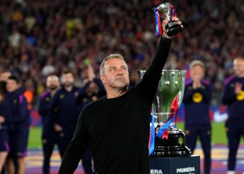 Pas titullit vjen edhe firma, Barcelona blindon Hansi Flick