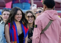 VIDEO/ Moment i paharrueshëm për këngëtaren, Olivia Rodrigo takohet me Yamal në “El Clasico”