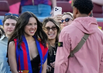 VIDEO/ Moment i paharrueshëm për këngëtaren, Olivia Rodrigo takohet me Yamal në “El Clasico”