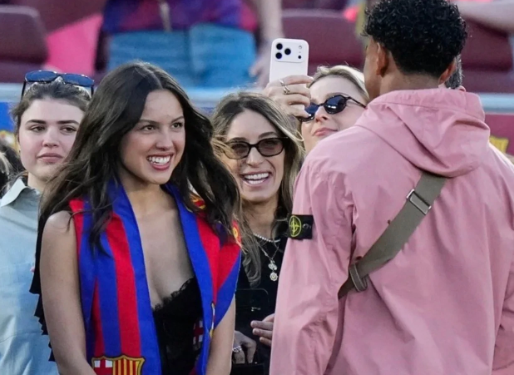 VIDEO/ Moment i paharrueshëm për këngëtaren, Olivia Rodrigo takohet me Yamal në “El Clasico”