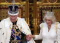 Kurora me mijëra diamante/ Dalja madhështore e Mbretit Charles në Parlament