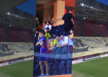 VIDEO/ Dashuri pa kushte për Vllazninë, tifozët shkodranë me banderolë speciale në tribuna