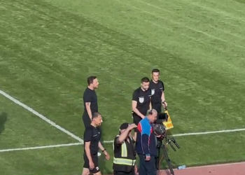 VIDEO/ Elbasani-Tirana dhuron shfaqje të shëmtuar, arbitri ndërpret ndeshjen pasi u godit në krah