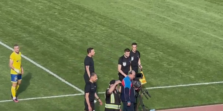 VIDEO/ Elbasani-Tirana dhuron shfaqje të shëmtuar, arbitri ndërpret ndeshjen pasi u godit në krah