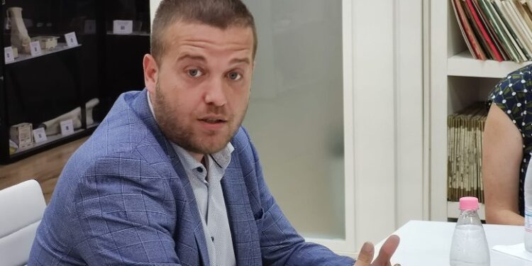 Deputeti i PS: I hoqën maskat! OMONIA e Dules mbron Muçin e Lëvizjes Bashkë, se janë bashkë në vorioepirotizëm