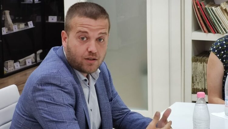 Deputeti i PS: I hoqën maskat! OMONIA e Dules mbron Muçin e Lëvizjes Bashkë, se janë bashkë në vorioepirotizëm