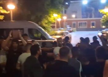 Protestuesit shkojnë në selinë e PD: Opozitë e shitur!