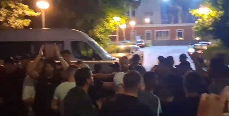 Protestuesit shkojnë në selinë e PD: Opozitë e shitur!