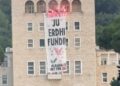 “Ju erdhi fundi…”, protestuesit shpalosin banderolën në fasadën e Politeknikut