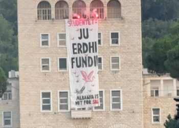 “Ju erdhi fundi…”, protestuesit shpalosin banderolën në fasadën e Politeknikut