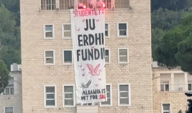 “Ju erdhi fundi…”, protestuesit shpalosin banderolën në fasadën e Politeknikut