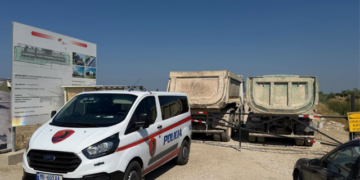 Behgjet Pacolli, letër Prokurorisë së Vlorës: Kamionët e Valon Ademit kanë bllokuar rrugën e fshatit, Policia s’reagon