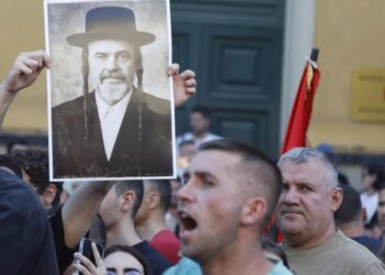 “Izraeli po merr Zvërnecin” – Manipulimi që infektoi edhe protestën para Kryeministrisë