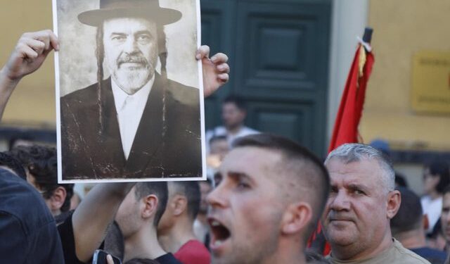 “Izraeli po merr Zvërnecin” – Manipulimi që infektoi edhe protestën para Kryeministrisë