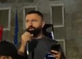 “Po bëj një provë”, protestuesi i drejtohet Bulevardit: Kalimera!